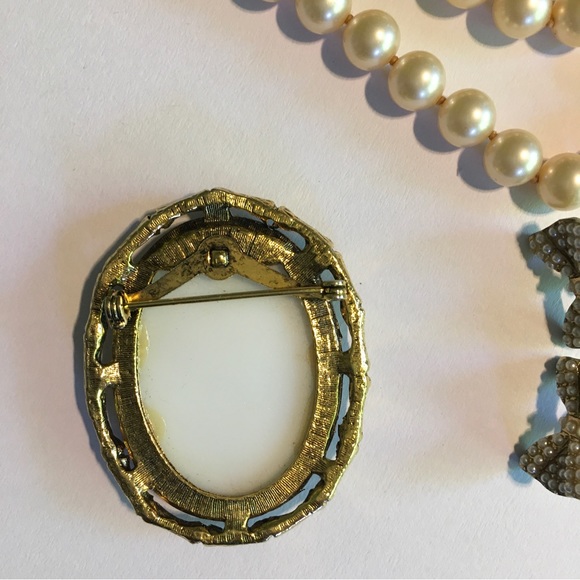 VTG Curated Trio - Pearls Roses and Bows jewelry set - Picture 7 of 11